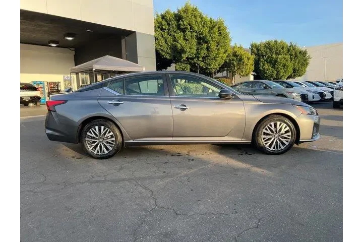 $17981 : Nissan Altima 2024 2.5 SV 4d image 7