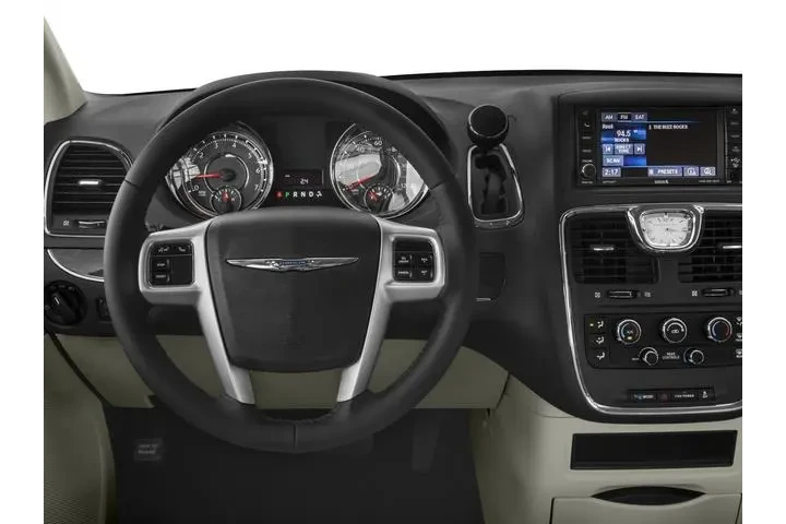 $10751 : Chrysler Town and Country 20 image 7