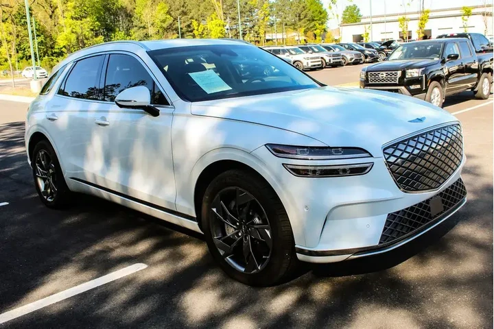 $32960 : Genesis Electrified GV70 202 image 3