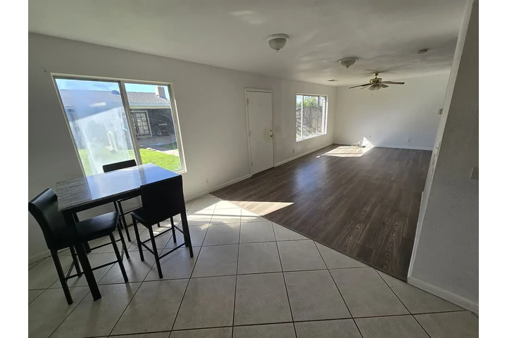 $800 : This charming 2-bedroom, 1-bat image 5