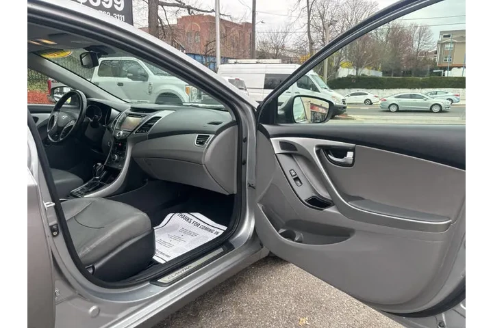 2016 Elantra SE image 8