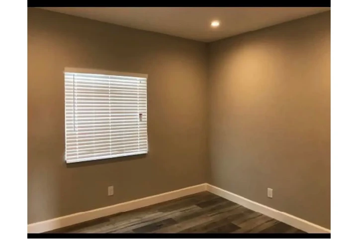 $975 : Cuarto en casa familiar image 1