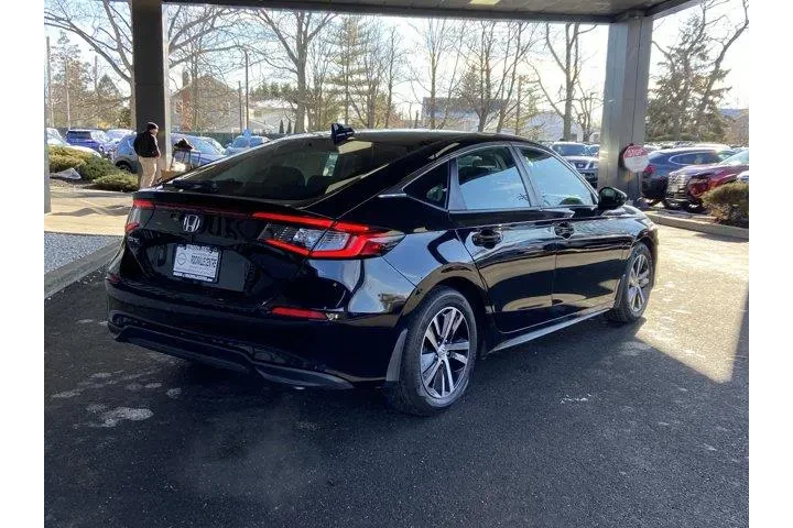 $19869 : Honda Civic 2024 LX 4dr Hatc image 5