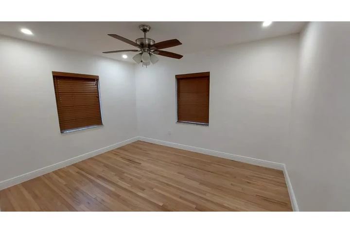 $2300 : 2 Bed Home in Coral Gables image 4