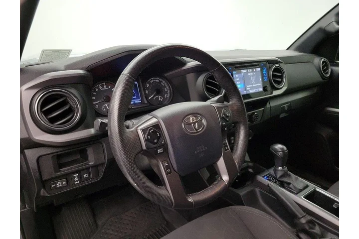 $30998 : Toyota Tacoma 2018 4x4 TRD P image 9