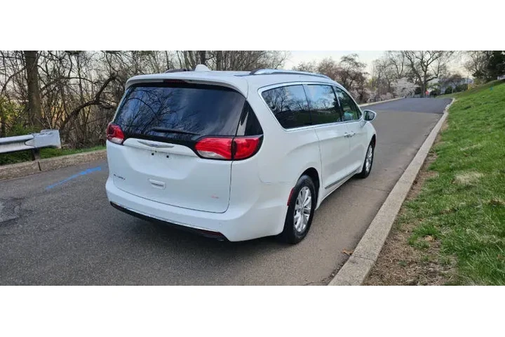 $10495 : 2018 Pacifica Touring L image 3
