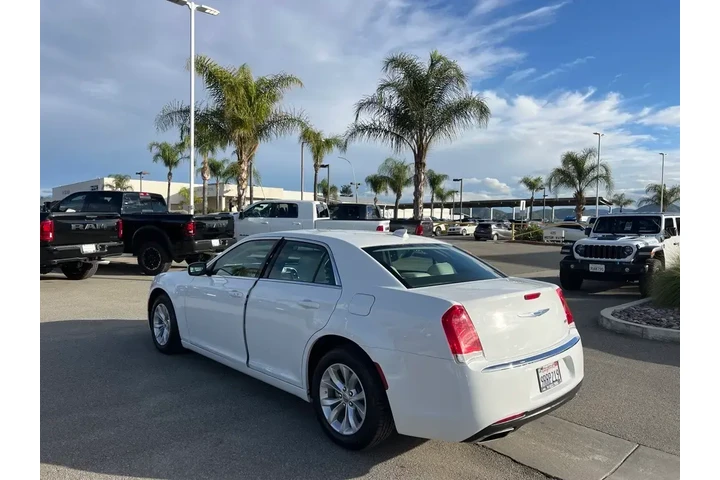 $29998 : Chrysler 300 2023 Touring 4d image 6