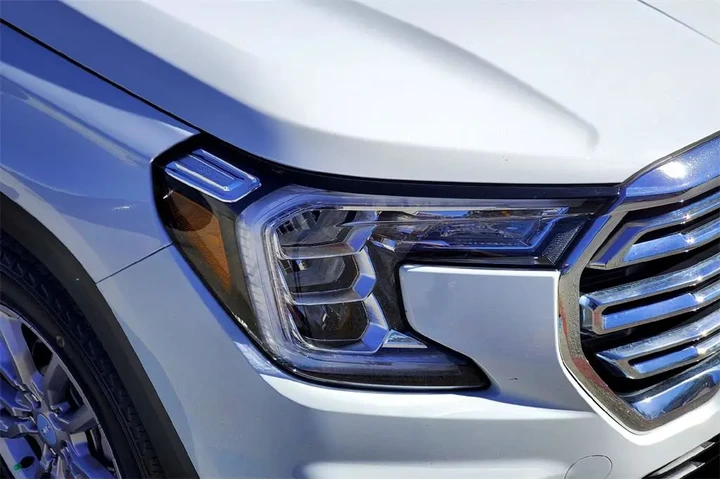 $24581 : GMC Terrain 2024 AWD SLT 4dr image 2