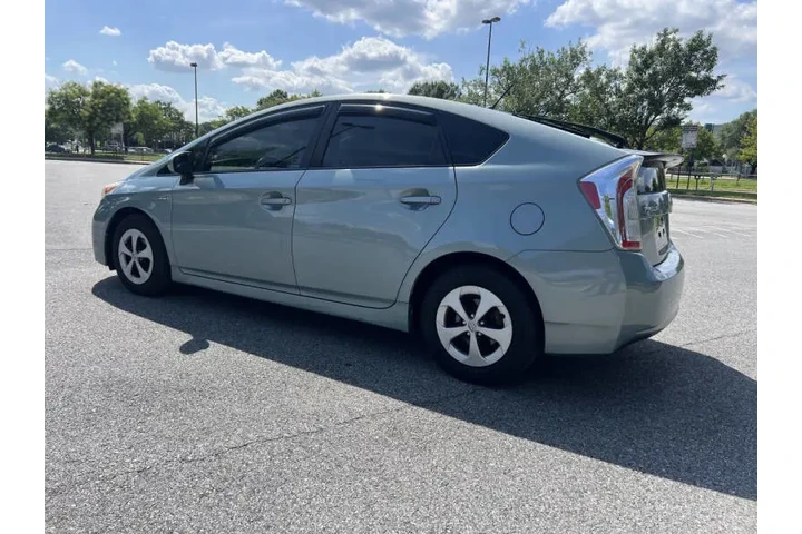 $10900 : 2014 Prius Four image 8