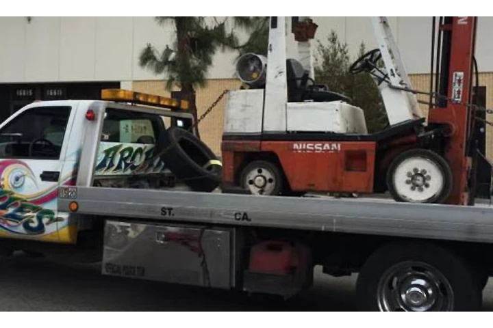 Perdomo Tow Truck image 3