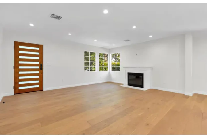 $2465 : 3Bedroom House in S Hoover St image 2