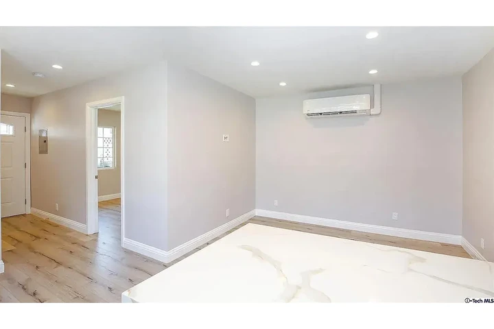 $1357 : 1BA/1BA near Burbank Mall. image 5