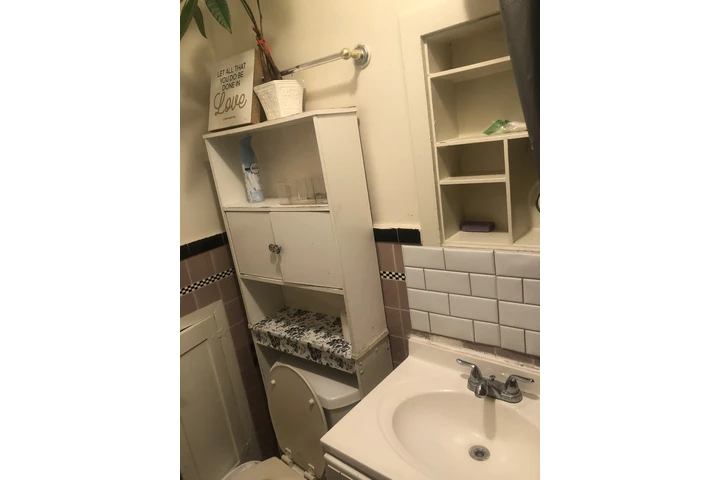 $700 : Rento Cuarto A mujer en Bell image 5