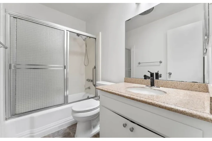 $1900 : 2 Bed Apartment in Central LA image 9
