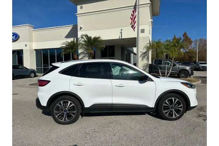 $19825 : Ford Escape 2022 SE 4dr SUV image 2