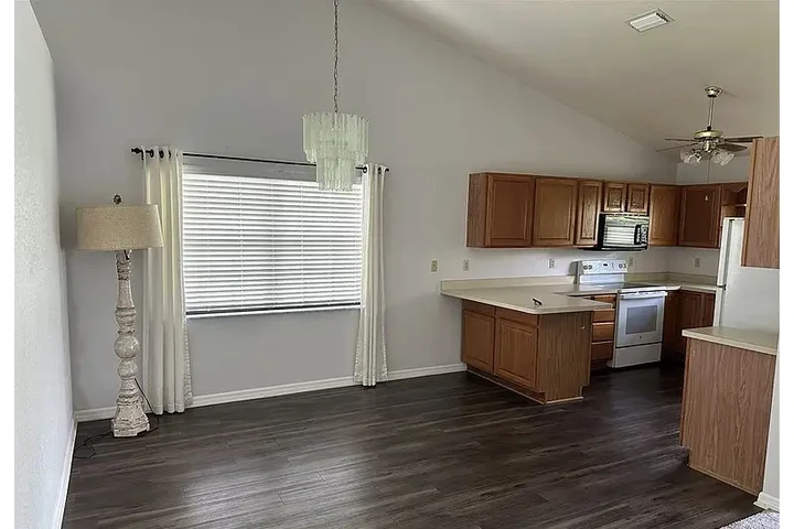 $1150 : HOUSE RENT IN AVON PARK FLORID image 4