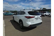 $33900 : Toyota Highlander 2023 LE 4d thumbnail