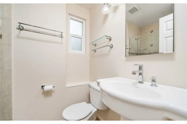 $1900 : 2 Bedroom Apt in Central LA image 10