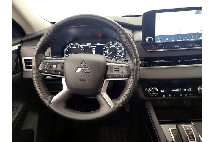 $25998 : Mitsubishi Outlander 2023 SE image 10