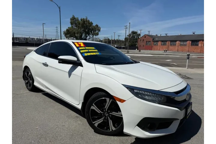 2017 Civic Touring image 3