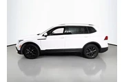 $28500 : Volkswagen Tiguan 2024 SE 4d thumbnail