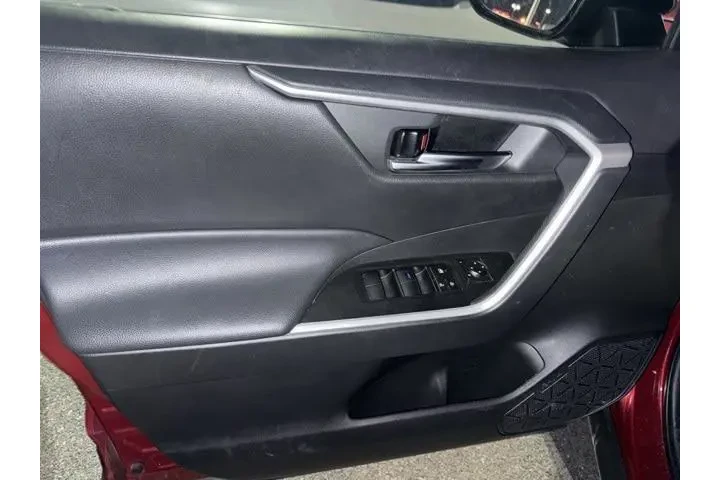 $28778 : Toyota RAV4 2021 AWD XLE 4dr image 9