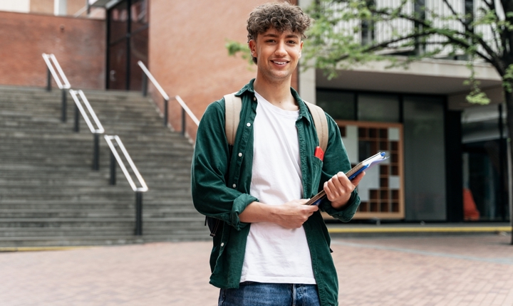 Estudiante latino saliendo del college