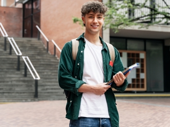 Estudiante latino saliendo del college