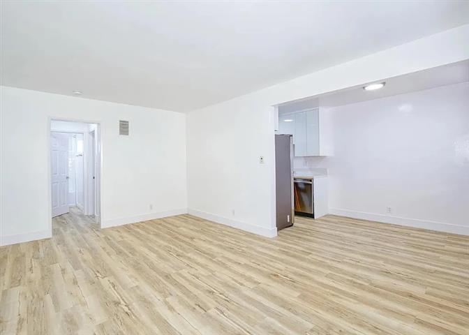 $1400 : 1Bed 1 Bath APT in Kenmore Ave image 8