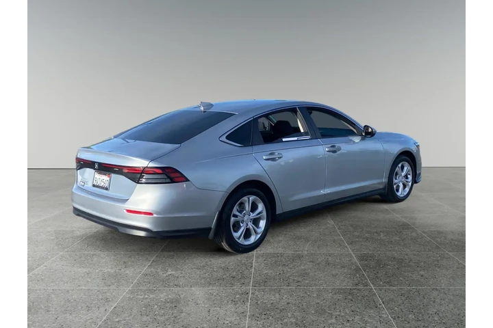 $31553 : Honda Accord 2025 LX 4dr Sed image 5