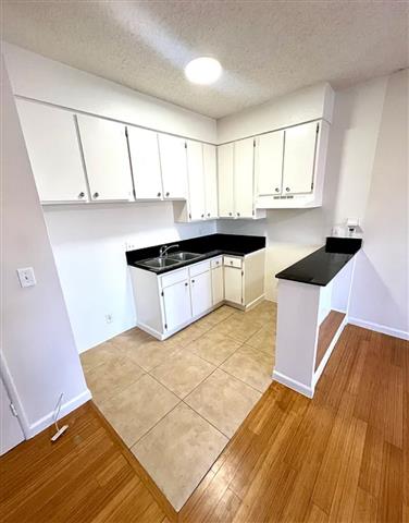 $1400 : Beautiful 1bed 1bath in 90005 image 6