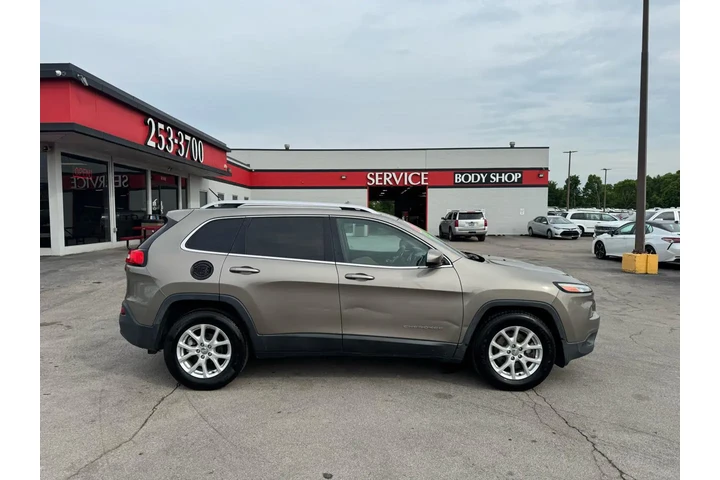$7980 : 2017 Cherokee Latitude FWD image 1