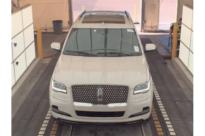 Lincoln Navigator 2022 4x2 R image 2