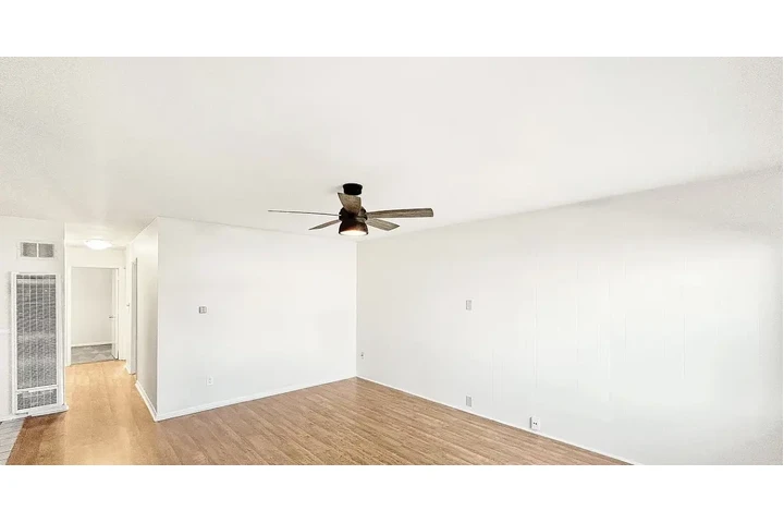 $1000 : 3 bedrooms  stainless steel image 2