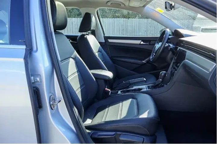 $14994 : Volkswagen Passat 2021 SE 4d image 8