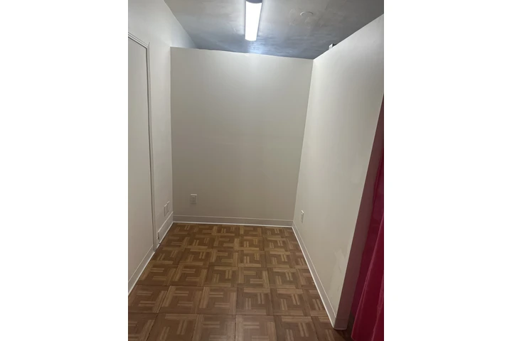 $600 : Cuarto y estacion de Uñas image 1