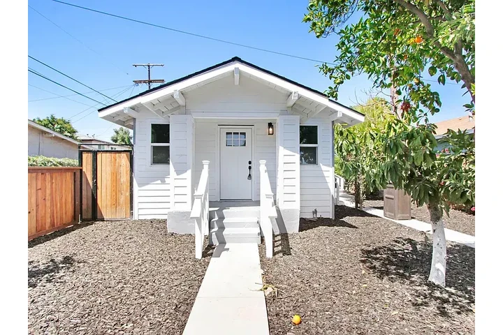 $800 : Newly Upgraded Featuring 2 Bed image 2