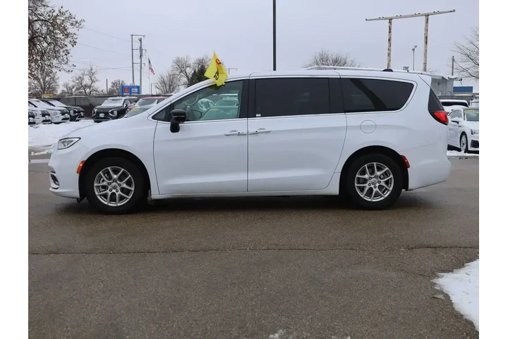 $29990 : Chrysler Pacifica 2024 Touri image 6