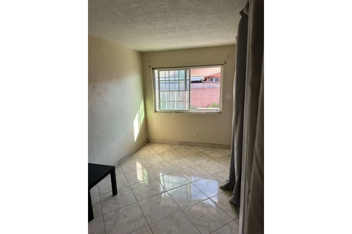 $650 : Se renta sala privada image 3