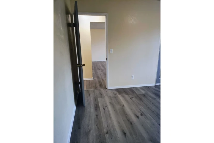 $1500 : Single 140 e. Manchester $1500 image 4