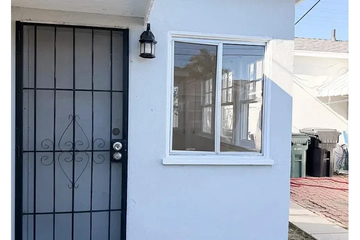 $1060 : Welcome to this lovely Compton image 1