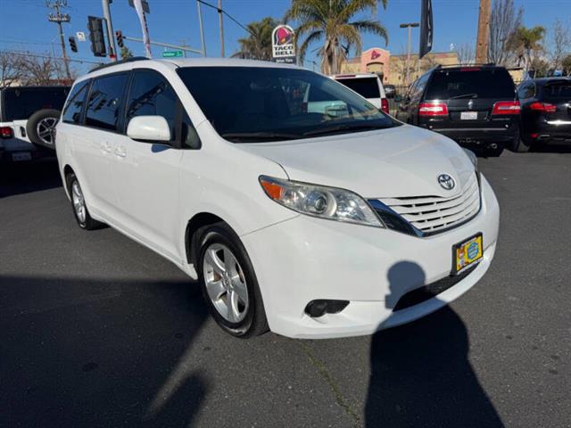 $16998 : 2017 Sienna LE 8-Passenger image 3