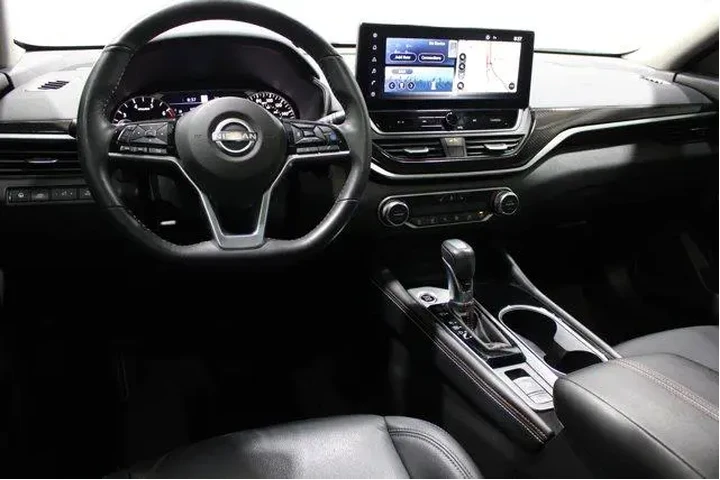 $27982 : Nissan Altima 2023 2.0 SR 4d image 2