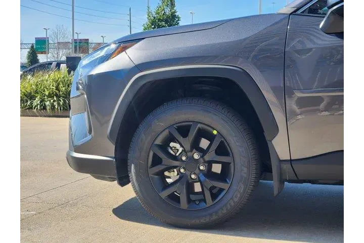 $27616 : Toyota RAV4 2025 LE 4dr SUV image 8