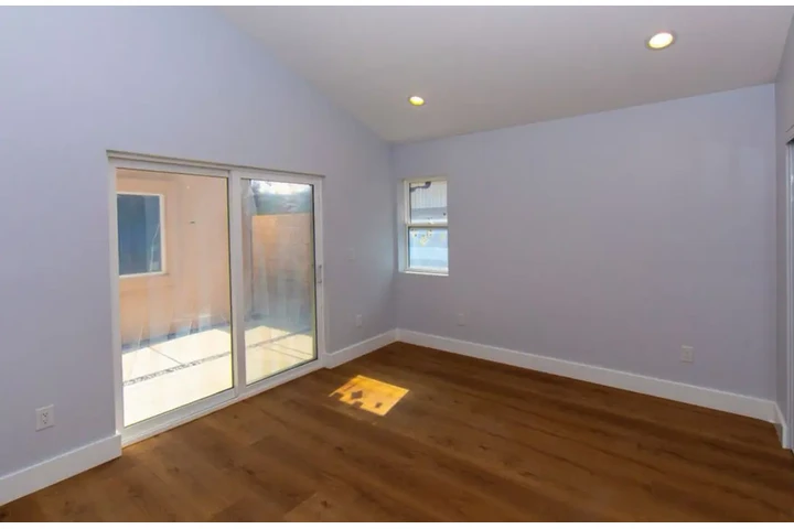 $2460 : 3 Bedroom House in East LA image 7