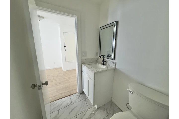 $2000 : 1-BED APARTMENT • CRENSHAW BLV image 9