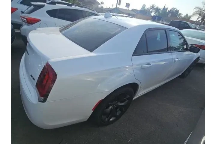 $26400 : Chrysler 300 2022 Touring 4d image 2