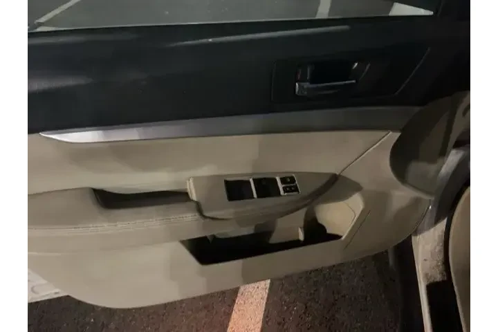 $5989 : Subaru Outback 2011 AWD 2.5i image 8