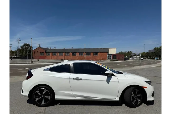 2017 Civic Touring image 5