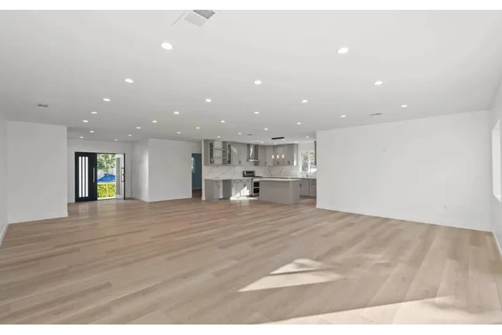 $2395 : 3Bed 2Bath House For in LA image 4